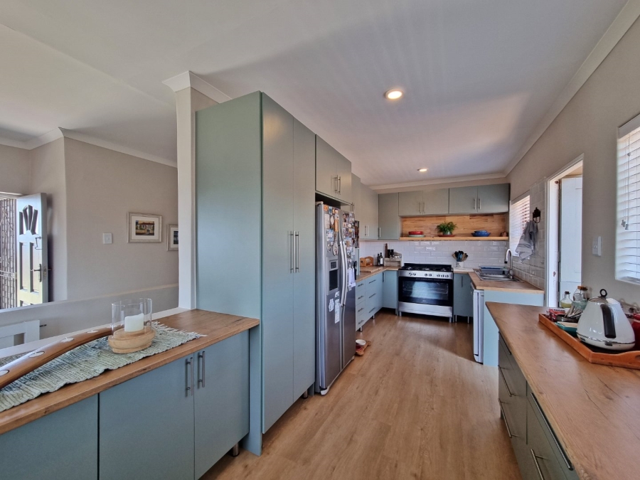 4 Bedroom Property for Sale in Wavecrest Eastern Cape